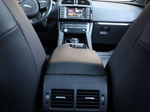 Used 2018 Jaguar F-PACE Premium image 37