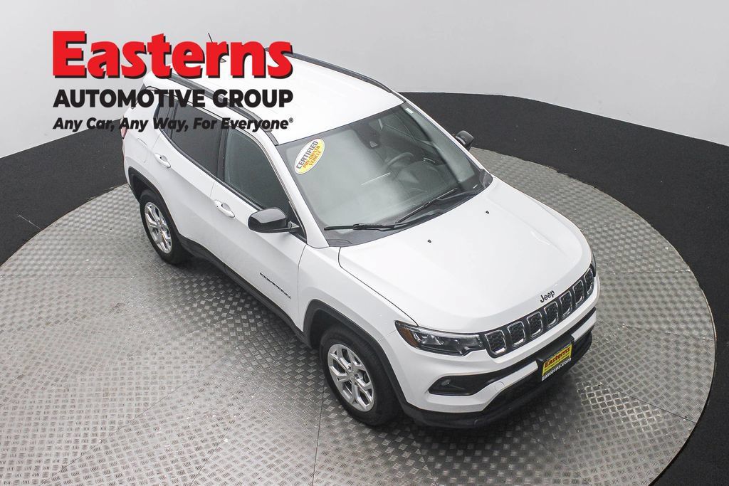 Used 2024 Jeep Compass Latitude AWD/4WD image 3