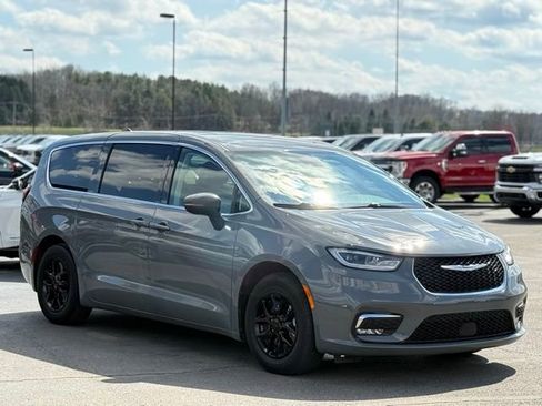 Used 2023 Chrysler Pacifica Touring-L FWD image 33