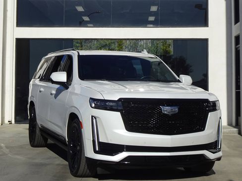 Used 2023 Cadillac Escalade ESV Sport Platinum w/ LPO, ONYX Package image 9