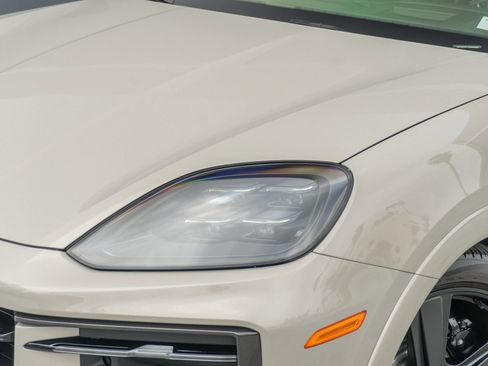 Used 2025 Porsche Cayenne GTS AWD/4WD image 23