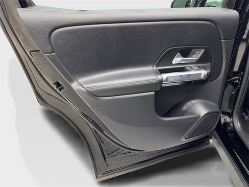 Used 2023 Mercedes-Benz EQB 300 4MATIC image 35