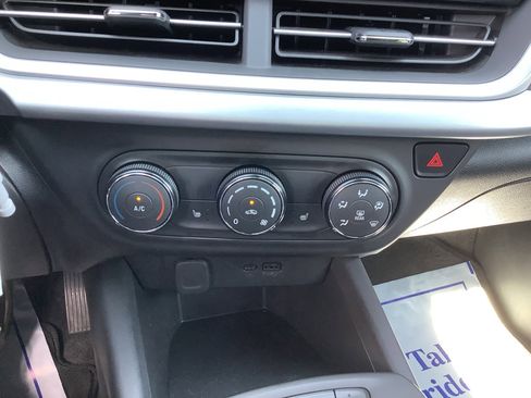 Used 2024 Chevrolet Trax RS w/ Sunroof Package image 18