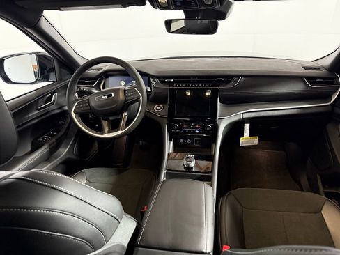 New 2025 Jeep Grand Cherokee Altitude image 18