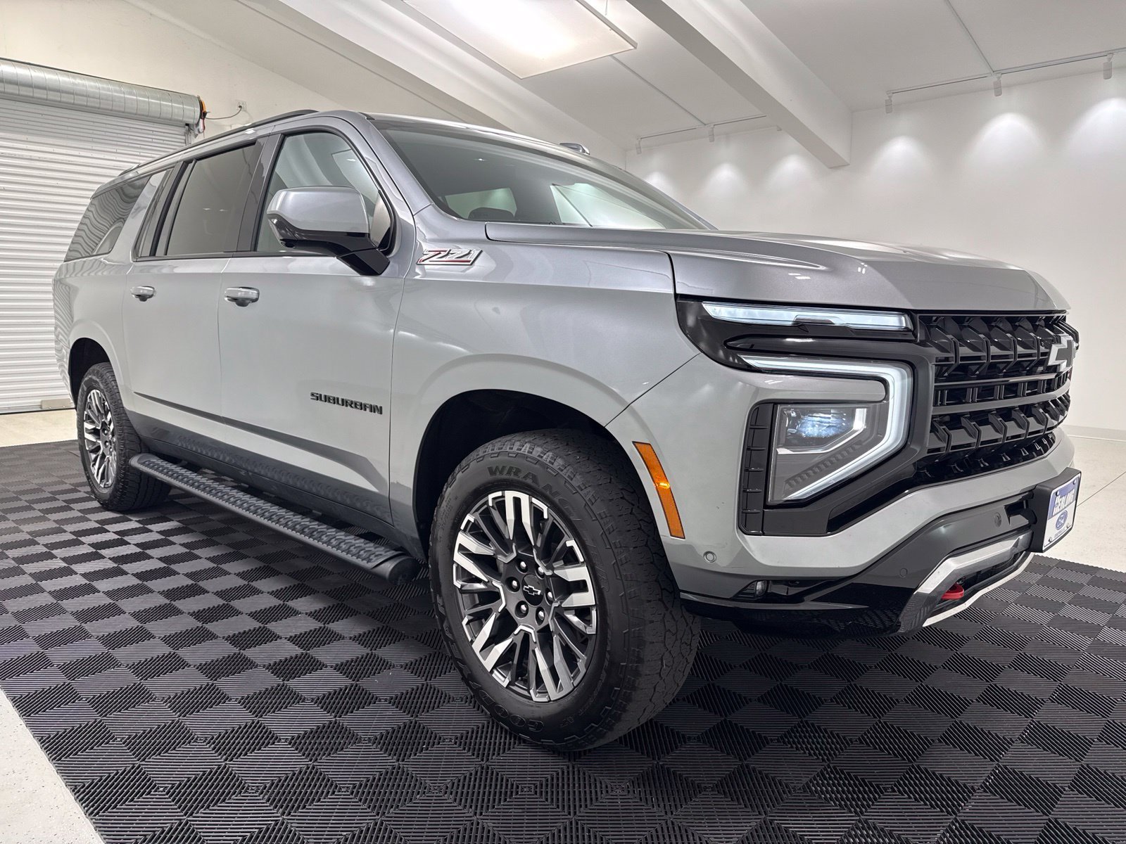 Used 2025 Chevrolet Suburban Z71 AWD/4WD image 1