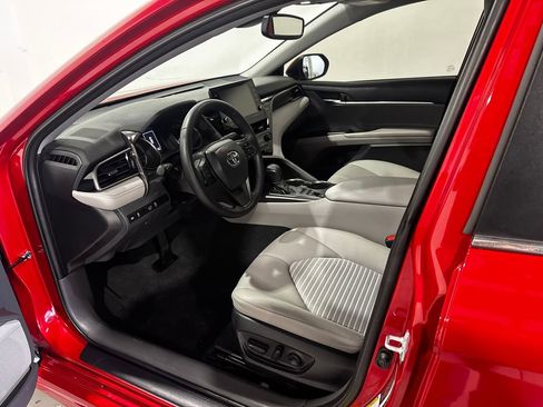 Used 2022 Toyota Camry SE FWD image 16