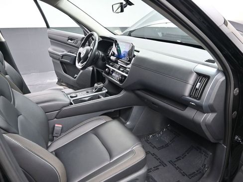 Used 2025 Nissan Pathfinder SL image 23