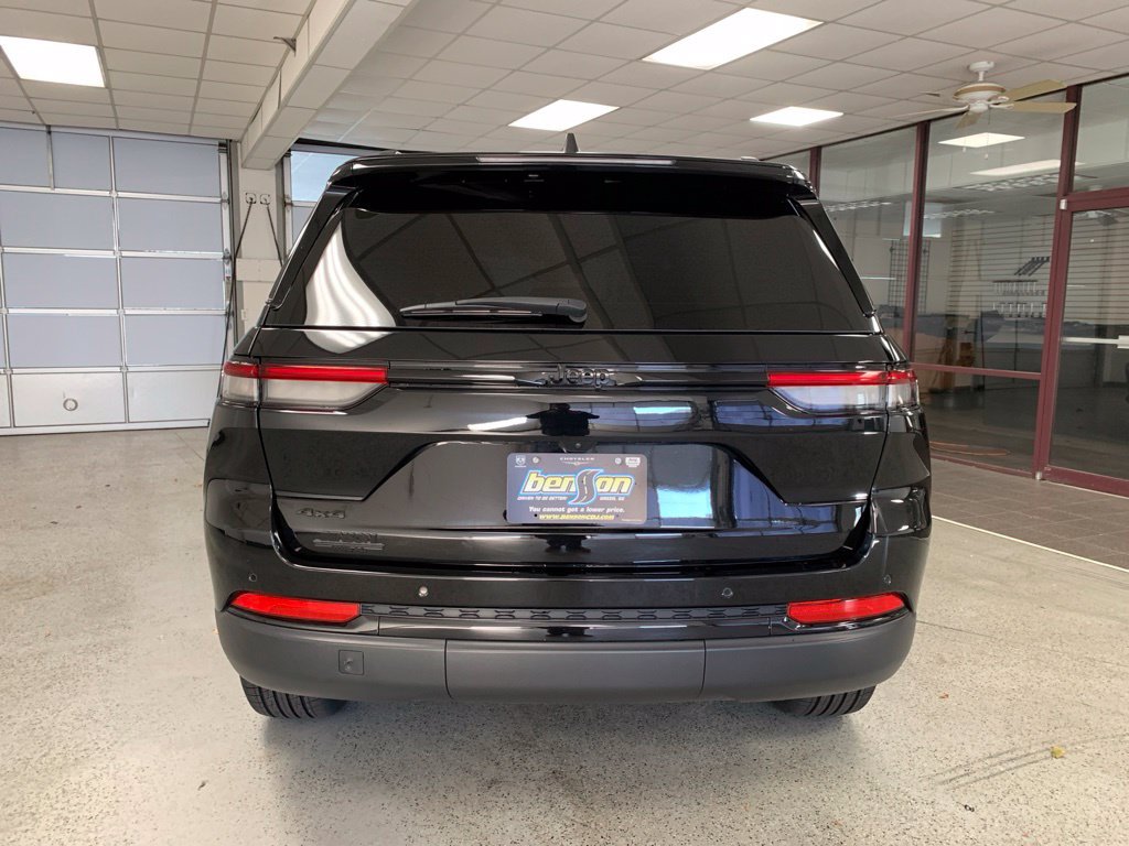 Used 2023 Jeep Grand Cherokee Altitude AWD/4WD image 7