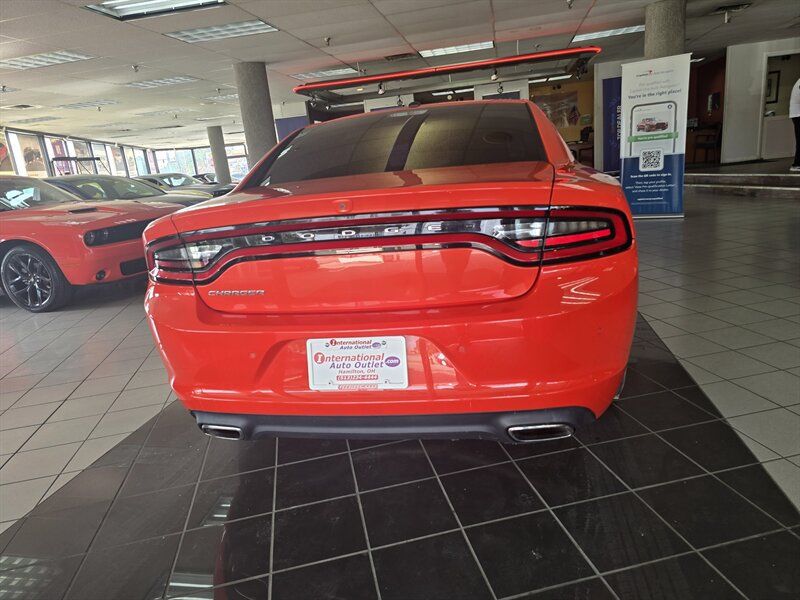 Used 2020 Dodge Charger SXT w/ Leather Interior Group RWD image 5