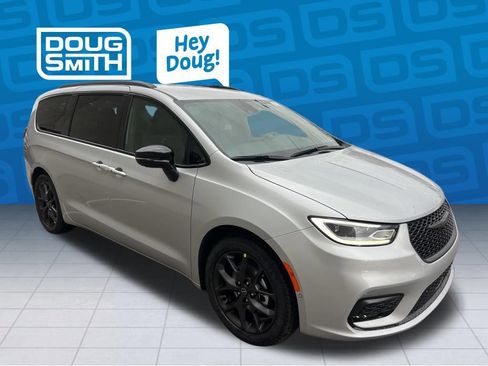 New 2026 Chrysler Pacifica Select w/ S Appearance Package image 7