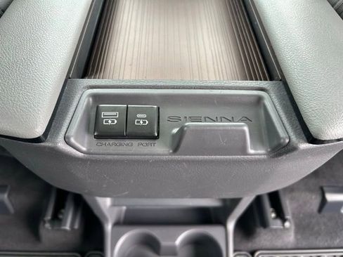 Used 2021 Toyota Sienna XLE image 41