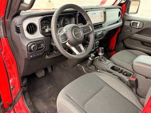 Used 2025 Jeep Wrangler Unlimited Sahara AWD/4WD image 13