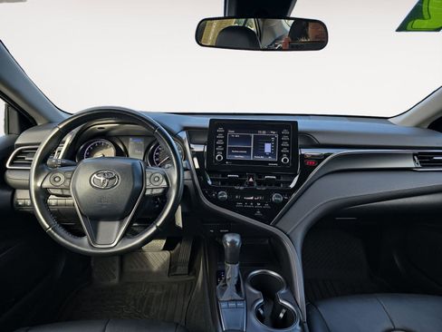 Used 2022 Toyota Camry SE image 9