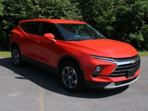 Used 2025 Chevrolet Blazer LT AWD/4WD image 3