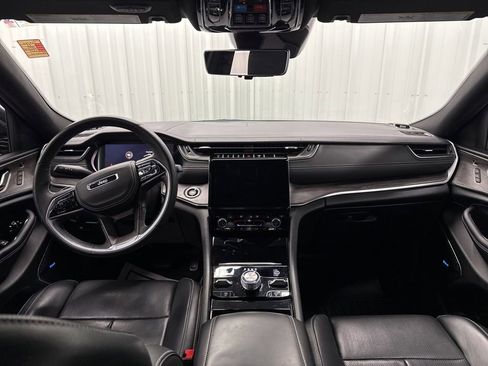 Used 2022 Jeep Grand Cherokee Overland w/ Luxury Tech Group IV AWD/4WD image 15