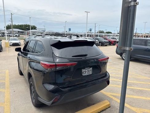 Used 2021 Toyota Highlander XLE AWD/4WD image 6