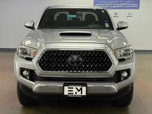 Used 2018 Toyota Tacoma TRD Sport image 3