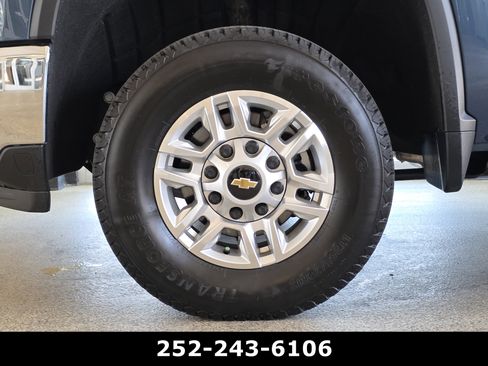 Used 2025 Chevrolet Silverado 2500 LT AWD/4WD image 40