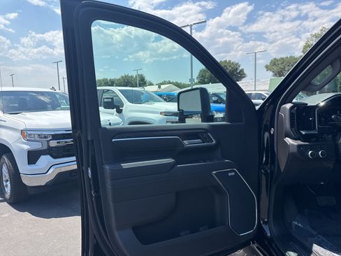 New 2025 GMC Sierra 3500 SLT w/ SLT Convenience Package image 9