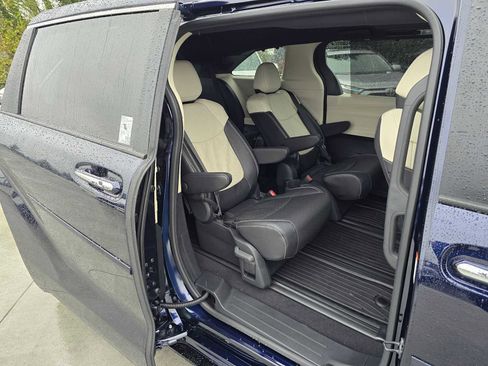 Certified 2025 Toyota Sienna Limited image 14
