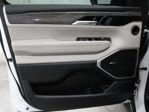 Used 2022 Jeep Wagoneer Series III w/ Flexible Seating Group AWD/4WD image 19