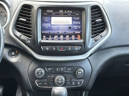 Used 2018 Jeep Cherokee Overland w/ Technology Group AWD/4WD image 19