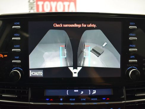 Used 2024 Toyota Sienna Platinum AWD/4WD image 25