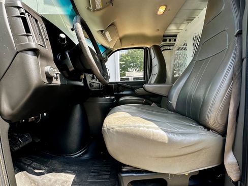 Used 2017 Chevrolet Express 2500 RWD image 14
