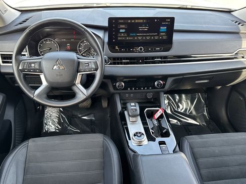Used 2025 Mitsubishi Outlander SE image 23