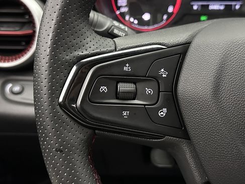 Used 2025 Chevrolet Trax RS w/ Driver Confidence Package FWD image 19