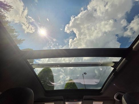 Used 2021 Volkswagen Tiguan SE R-Line image 25