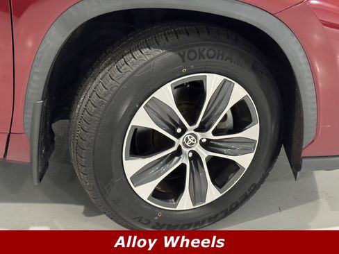 Used 2020 Toyota Highlander XLE image 14