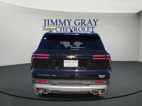 Used 2025 Chevrolet Traverse LT image 4