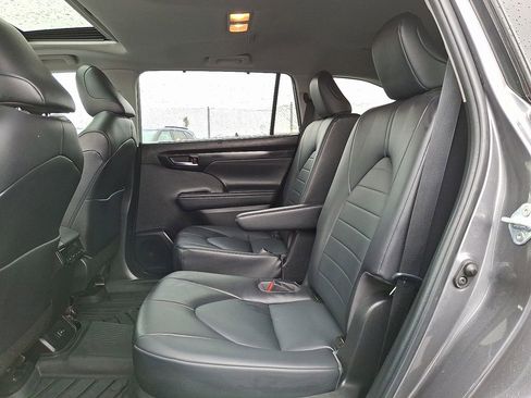 Used 2022 Toyota Highlander XLE FWD image 10