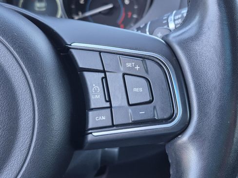 Used 2018 Jaguar F-PACE Premium image 30