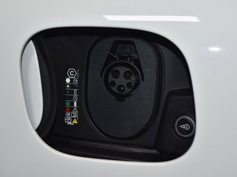 Certified 2025 Porsche Macan Electric image 31