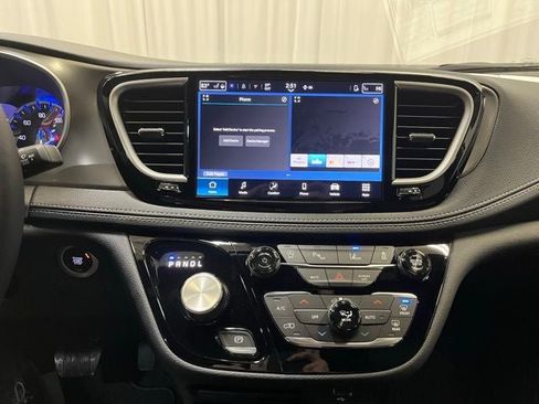 New 2026 Chrysler Pacifica Select FWD image 22