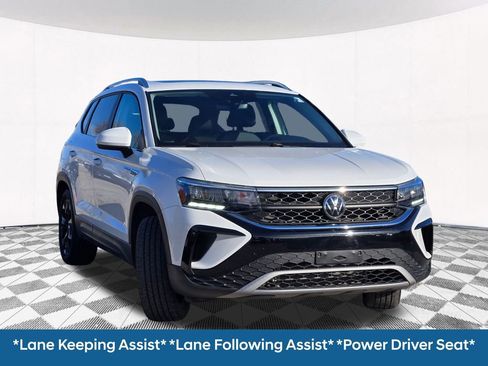 Used 2023 Volkswagen Taos SE w/ Panoramic Sunroof Package image 7