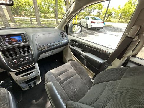 Used 2019 Dodge Grand Caravan SE FWD image 11