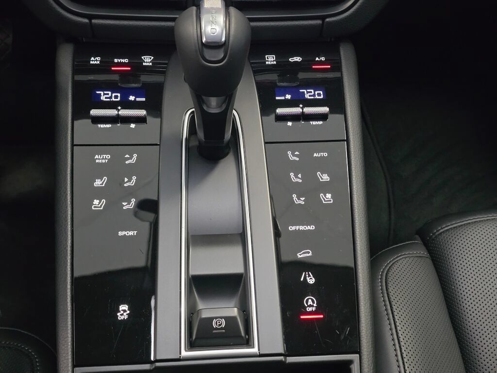 Certified 2025 Porsche Macan AWD/4WD image 17
