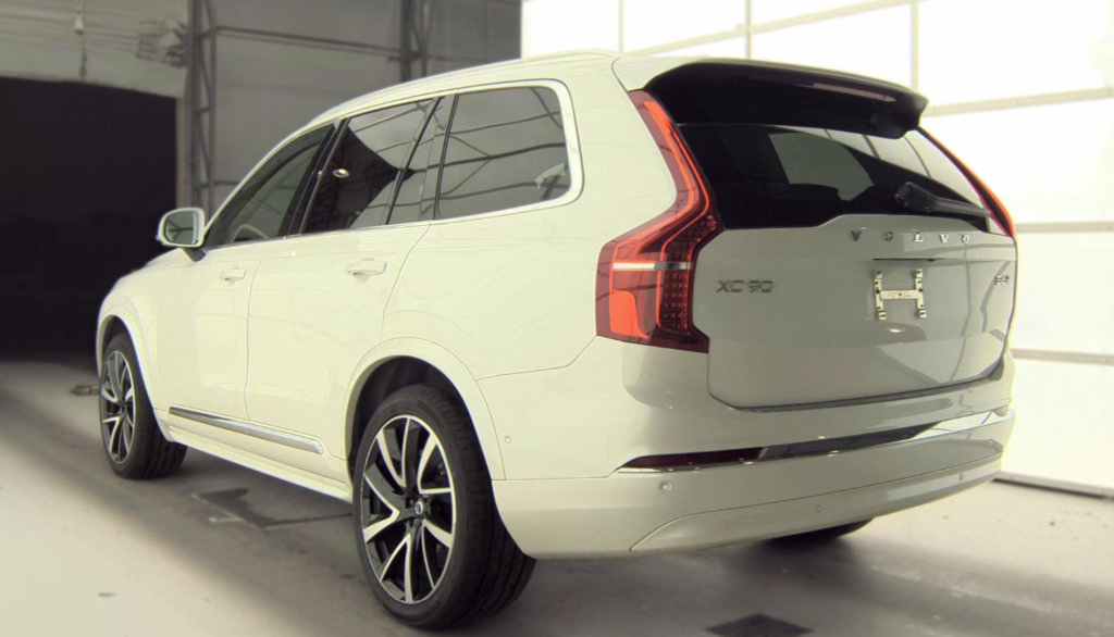 Used 2025 Volvo XC90 T8 Plus w/ Protection Package Premier AWD/4WD image 24