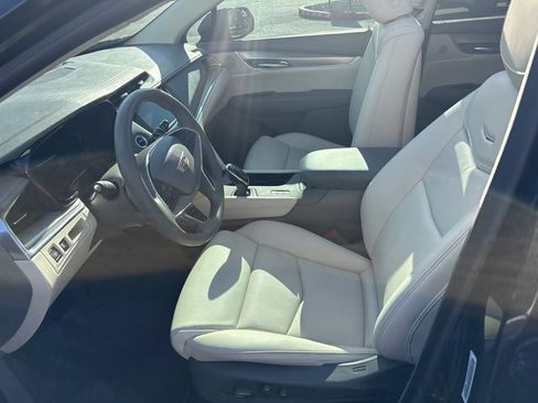 Used 2018 Cadillac XT5 Luxury w/ Driver Awareness Package AWD/4WD image 17
