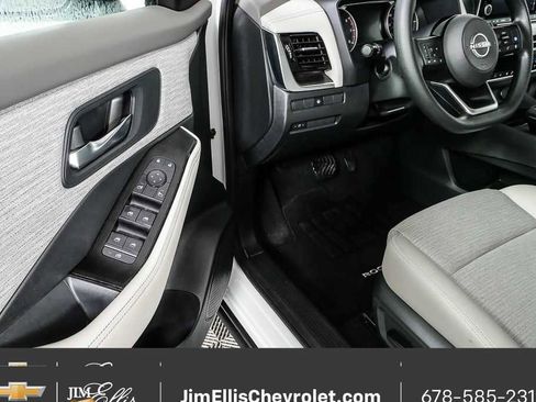 Used 2022 Nissan Rogue SV image 7