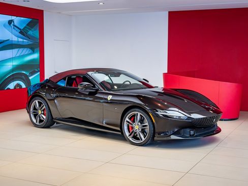 Used 2024 Ferrari Roma Spider image 31