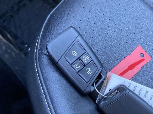 Used 2023 Volkswagen Tiguan SE image 25