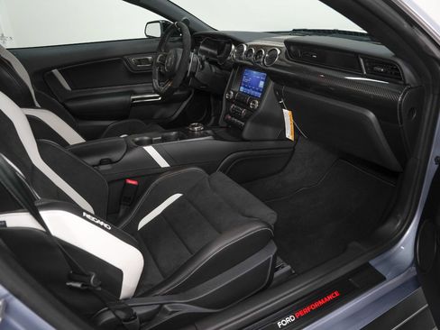 Used 2022 Ford Mustang Shelby GT500 w/ Carbon Fiber Track Pack RWD image 2