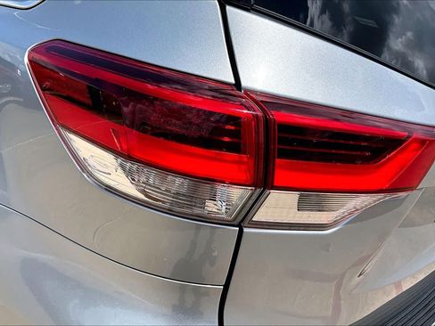 Used 2018 Toyota Highlander XLE FWD image 29