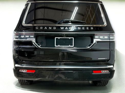 Used 2024 Jeep Grand Wagoneer Series III w/ HD Trailer Tow Package image 8
