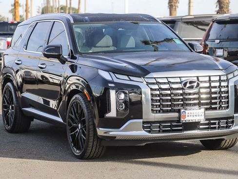 Used 2023 Hyundai Palisade Calligraphy image 3