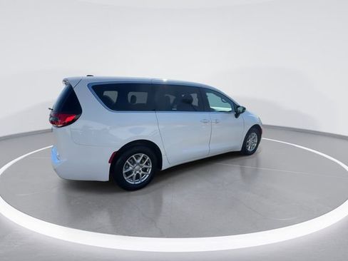 New 2026 Chrysler Pacifica Select image 8